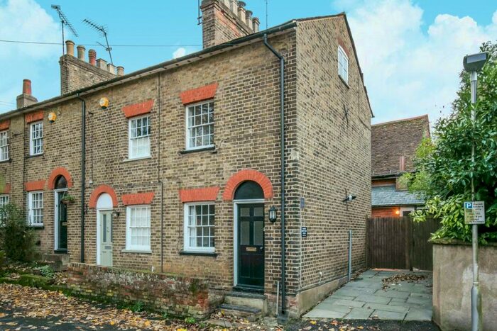 2 Bedroom Cottage To Rent In Church Street, Hatfield, AL9