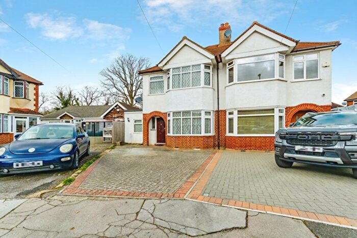 3 Bedroom Semi Detached House For Sale In Chaffinch Close, Croydon, CR0