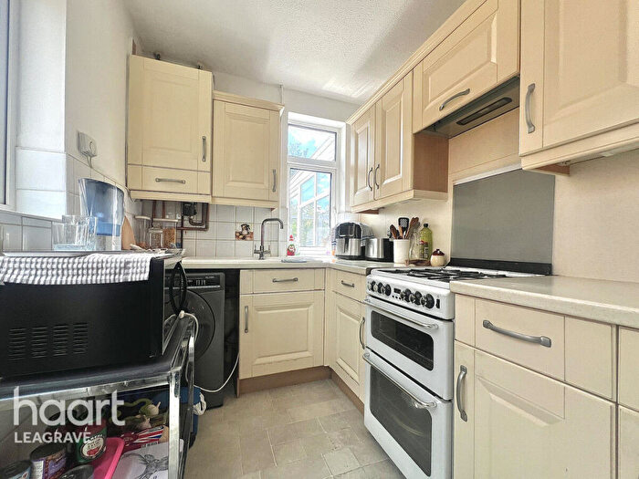 3 Bedroom Semi Detached House For Sale In Grosvenor Road, Luton, LU3