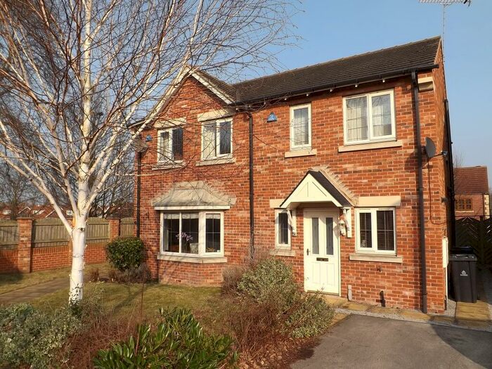 2 Bedroom Semi-Detached House To Rent In Honeysuckle Close, DN4