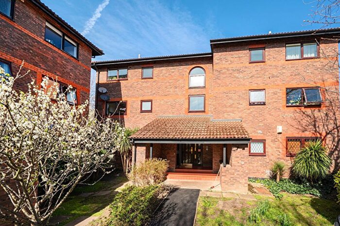 2 Bedroom Flat For Sale In Shipwright Road, London, SE16