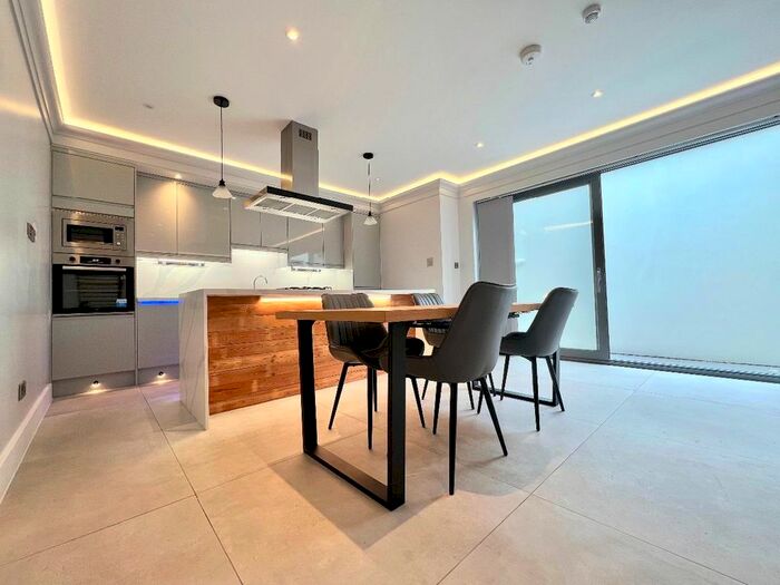 3 Bedroom Detached House To Rent In Angles Road, Streatham, SW16