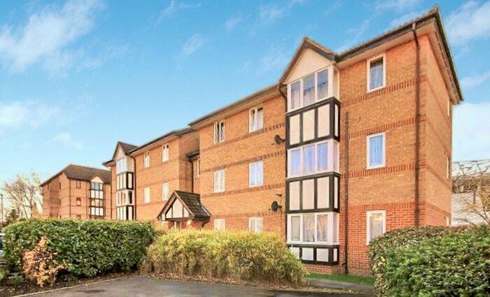 2 Bedroom Flat To Rent In Varsity Drive, Twickenham, TW1