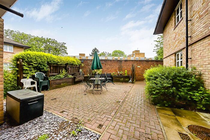 2 Bedroom Flat For Sale In Walpole Road, Teddington, TW11