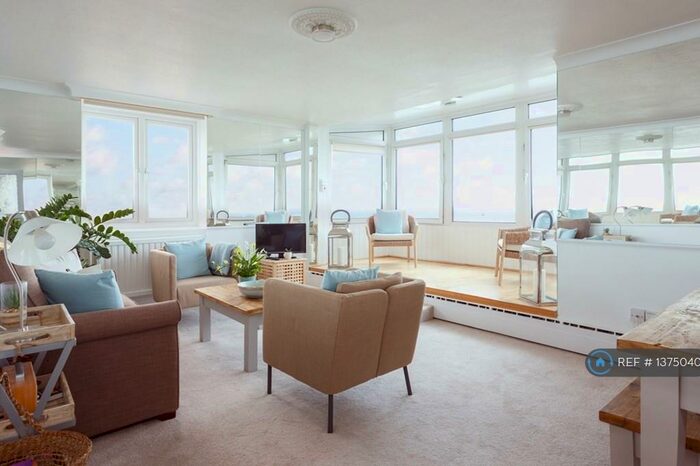 2 Bedroom Flat To Rent In Tower Court, Bournemouth, BH2