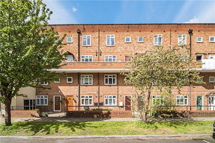 2 Bedroom Flat To Rent In Frensham Drive, London, SW15