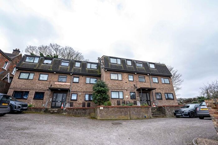 2 Bedroom Flat To Rent In Old Road, Chatham, ME4