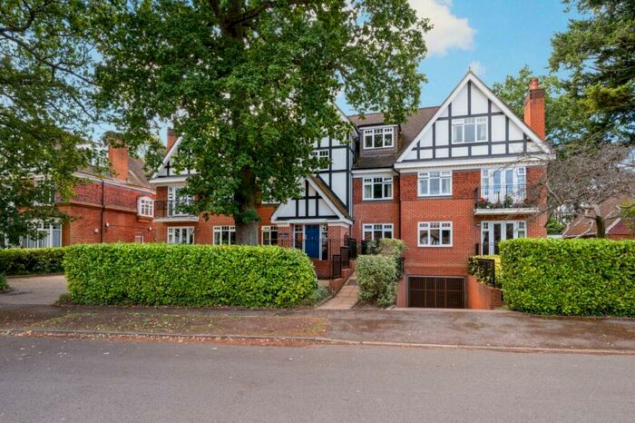 2 Bedroom Apartment To Rent In Woodland Grove, Weybridge, KT13