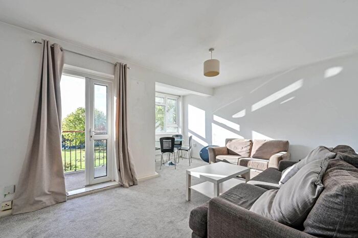 4 Bedroom Flat To Rent In Chobham Gardens, Southfields, London, SW19