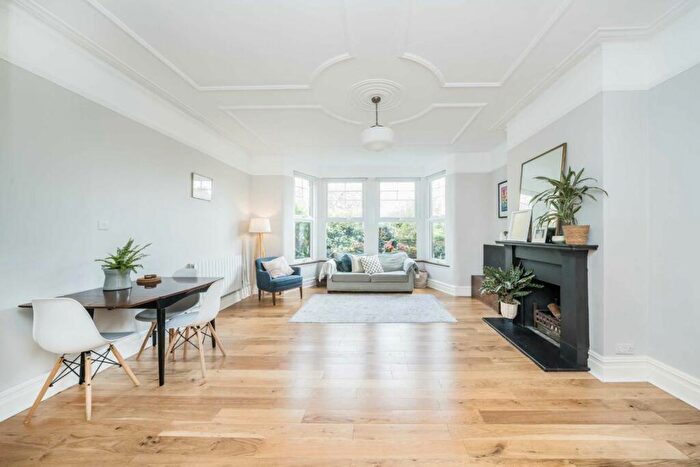2 Bedroom Flat For Sale In Queens Avenue, Whetstone, N20