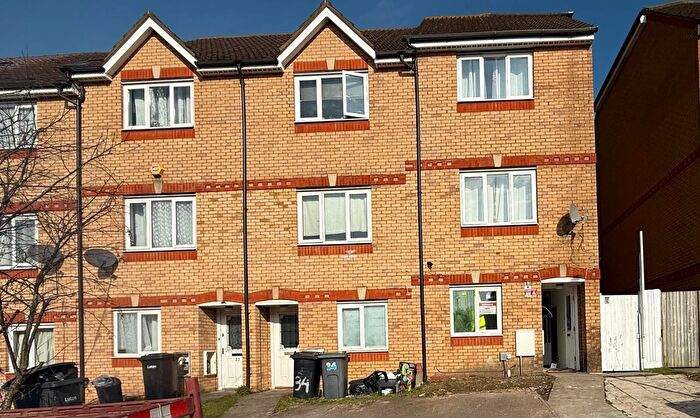 4 Bedroom Town House For Sale In Dunraven Avenue, Luton, LU1