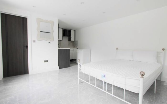 Studio To Rent In Avon Road, Greenford, UB6