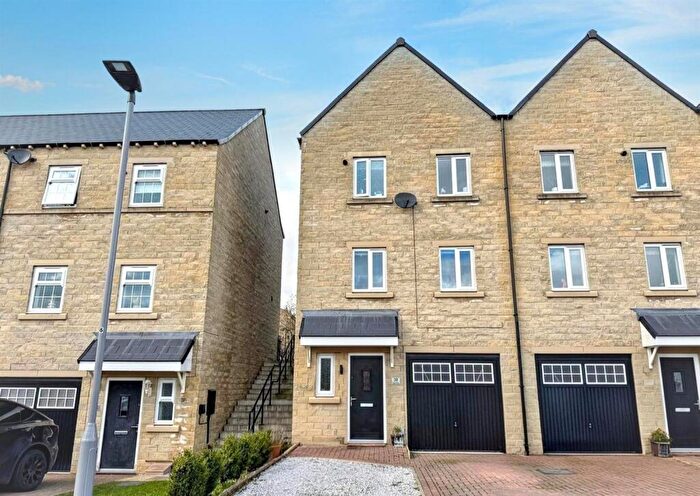 3 Bedroom Town House For Sale In High Banks, Silsden, BD20