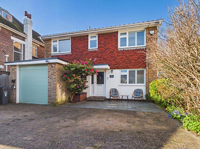 3 Bedroom Detached House For Sale In Wallace Avenue, Worthing, BN11