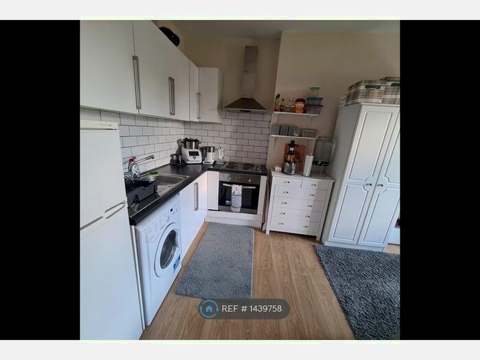 2 Bedroom Flat To Rent In Foundry Lane, Southampton, SO15