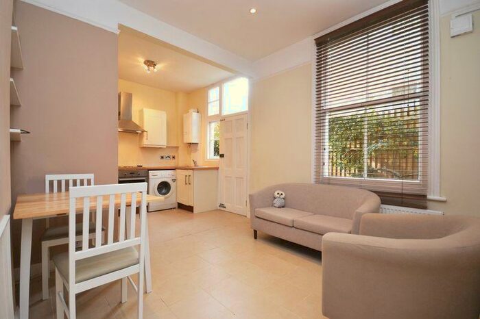 2 Bedroom Flat To Rent In Hazelbourne Road, London, SW12