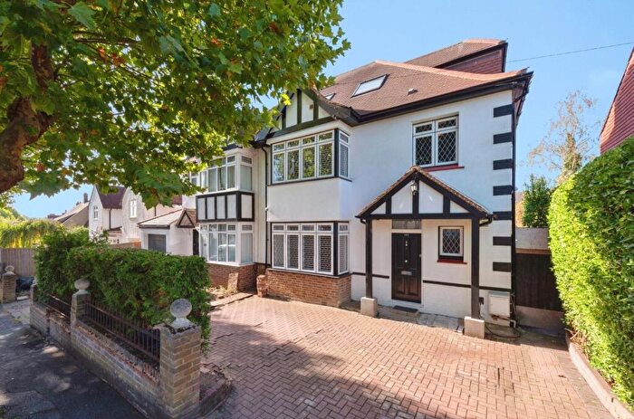 4 Bedroom Semi Detached House For Sale In Kingsmead Avenue, Worcester Park, KT4