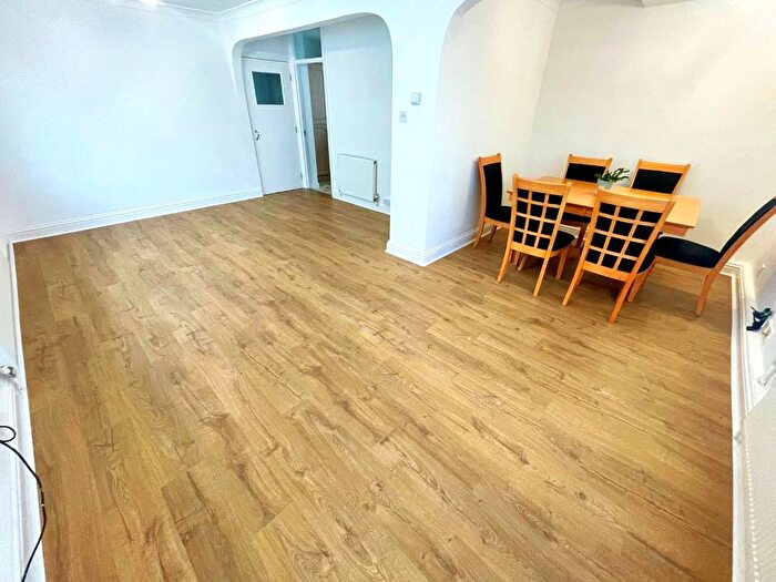 2 Bedroom Flat To Rent In Holders Hill Road, Mill Hill, NW7