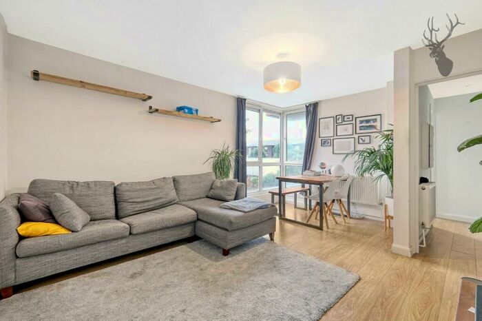 2 Bedroom Apartment To Rent In Pulteney Close, Bow, London, E3
