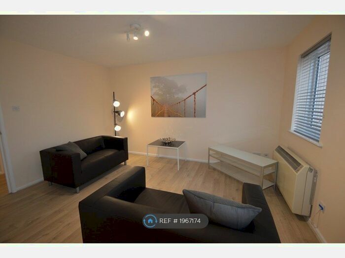 2 Bedroom Flat To Rent In Stretford Road, Manchester, M15