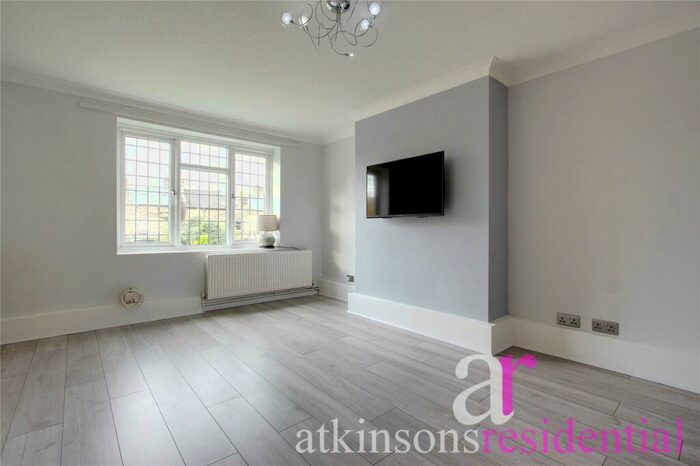 2 Bedroom Maisonette To Rent In Calder Close, Enfield, Middlesex, EN1