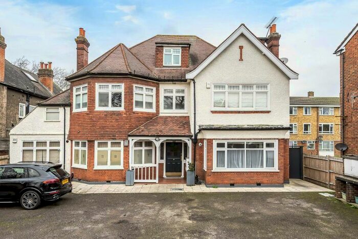 3 Bedroom Flat To Rent In Clarence Avenue, London, SW4