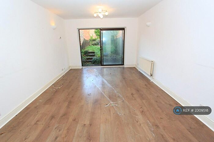2 Bedroom Terraced House To Rent In Avenue Road, London, N12