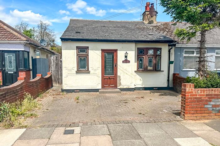 3 Bedroom Semi-Detached Bungalow For Sale In Wells Avenue, Southend-on-Sea, SS2