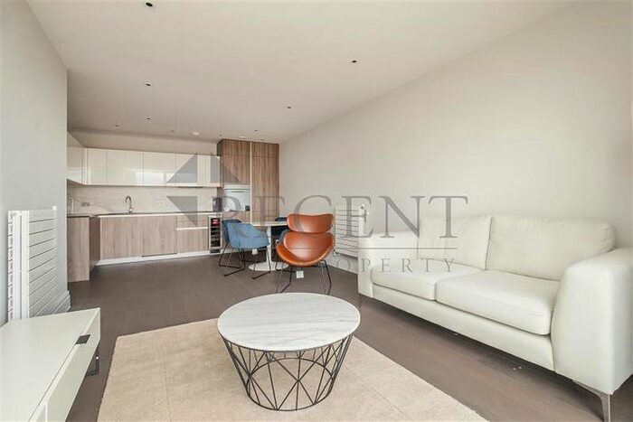 2 Bedroom Flat To Rent In Hamond Court, Queenshurst Sq, KT2