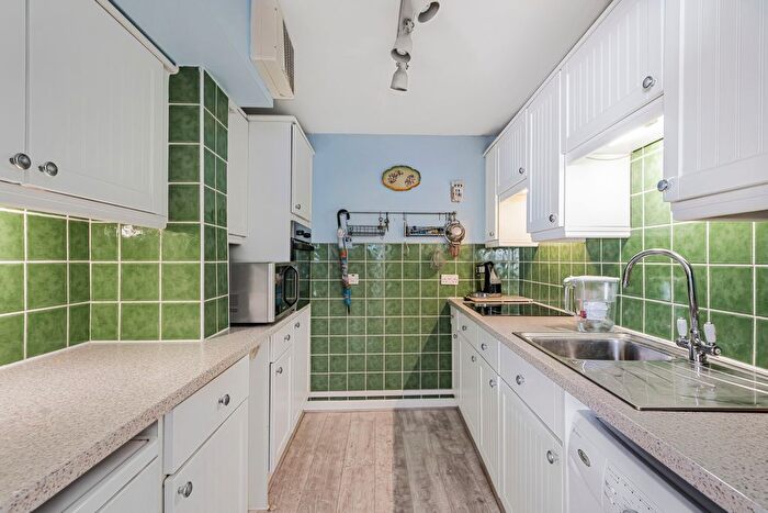 1 Bedroom Flat For Sale In Den Crescent, Teignmouth, TQ14