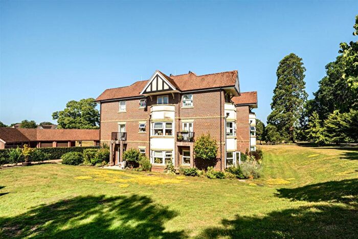 2 Bedroom Apartment For Sale In King George's Drive, Liphook, GU30