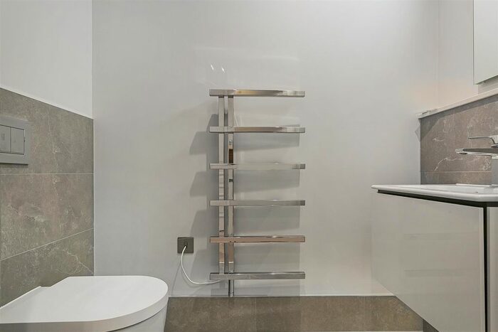 3 Bedroom Flat To Rent In Totteridge Village, London, N20