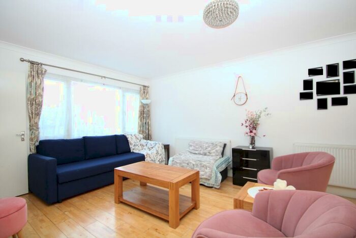 3 Bedroom House To Rent In Turnpike Link, Croydon, CR0