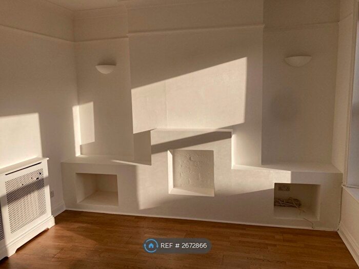 2 Bedroom Flat To Rent In Munster Road, London, SW6