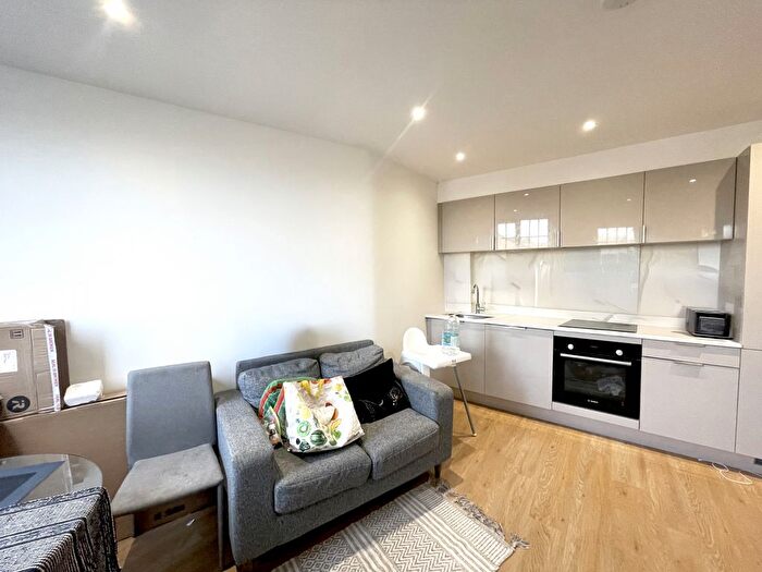 1 Bedroom Flat To Rent In Fitzwilliam House, Southall, UB2