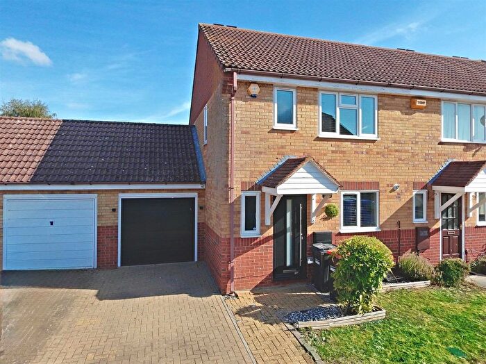 3 Bedroom End Terrace House For Sale In Anding Close, Olney, Buckinghamshire, MK46