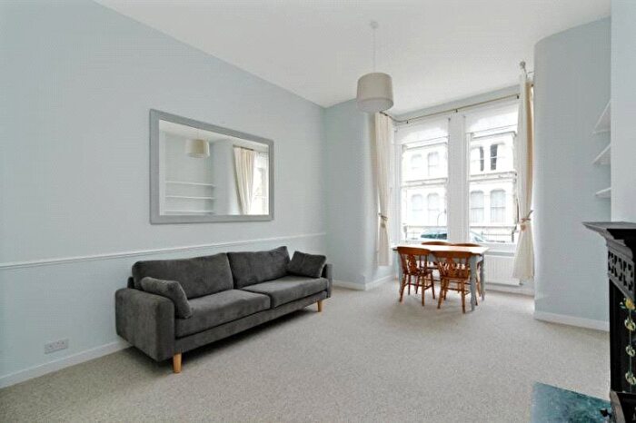 2 Bedroom Flat To Rent In Lakeside Road, Brook Green, London, W14