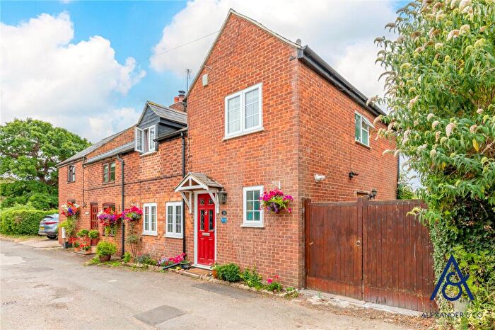 3 Bedroom Semi-Detached House For Sale In Lenborough Road, Buckingham, MK18