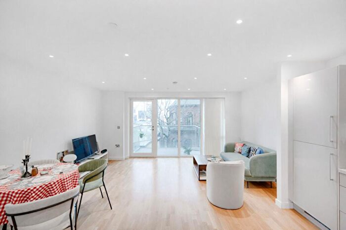 2 Bedroom Apartment For Sale In Turnberry Quay, Waterford Court, E14