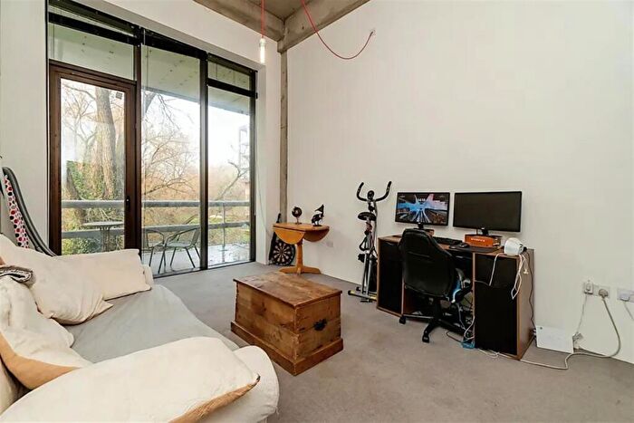 1 Bedroom Flat For Sale In Lake Shore Drive, Bristol, BS13