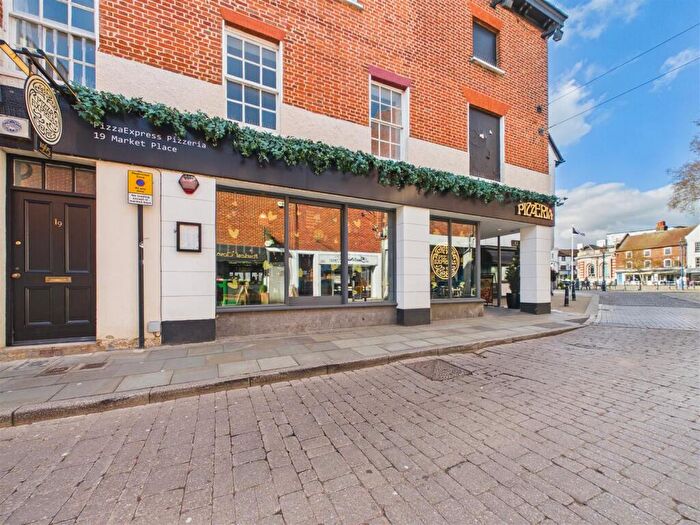 2 Bedroom Flat To Rent In Market Place, Hitchin, SG5