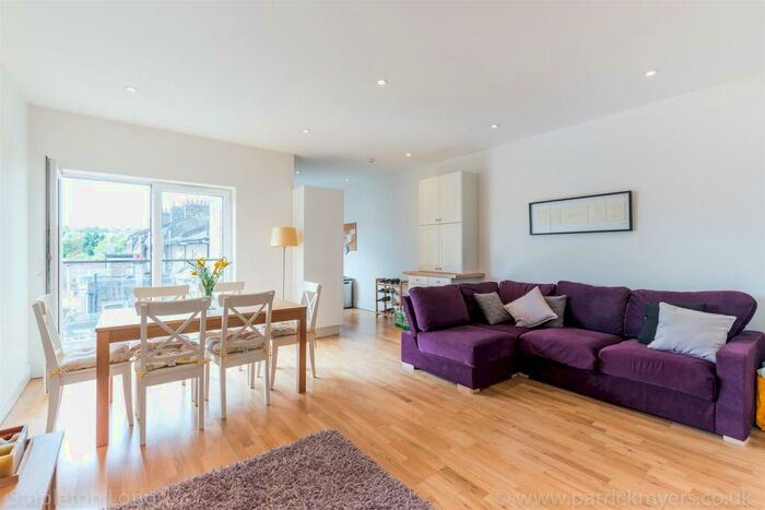 3 Bedroom Flat To Rent In Knights Hill, West Norwood, SE27