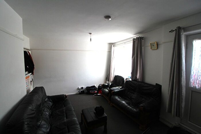 3 Bedroom Flat To Rent In Guru Nanak Road, Southall, UB2