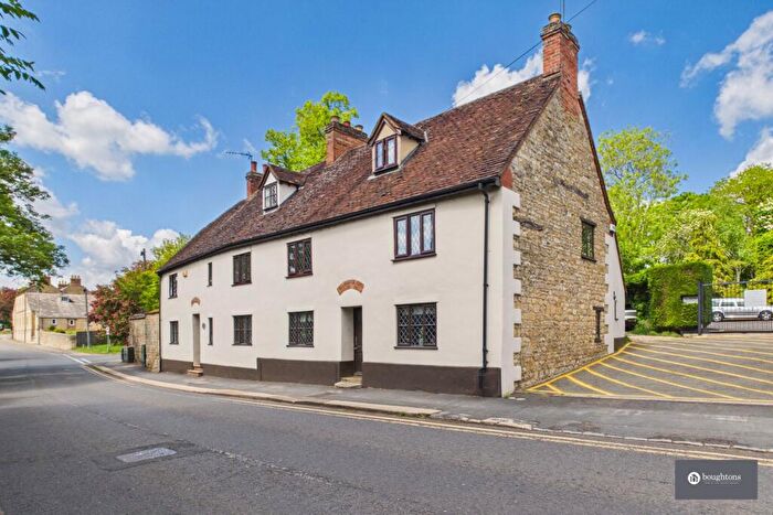 5 Bedroom Semi-Detached House For Sale In West Street, Buckingham, MK18