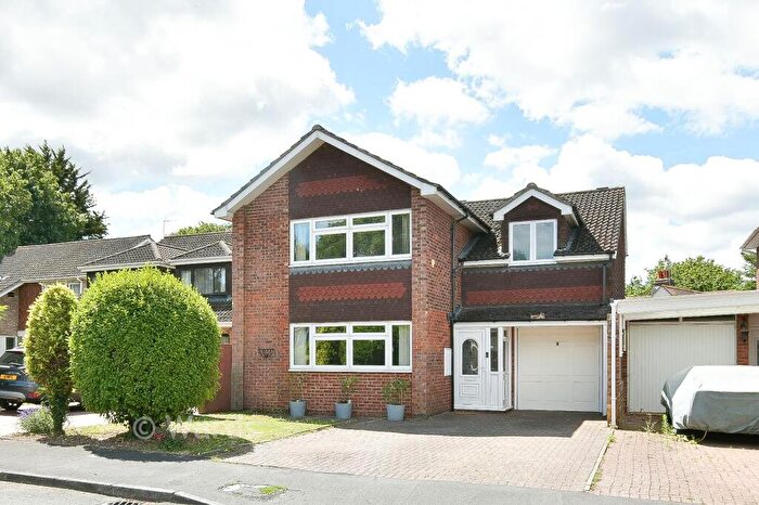 4 Bedroom Link Detached House For Sale In Fairlight Cross, Longfield, Kent, DA3