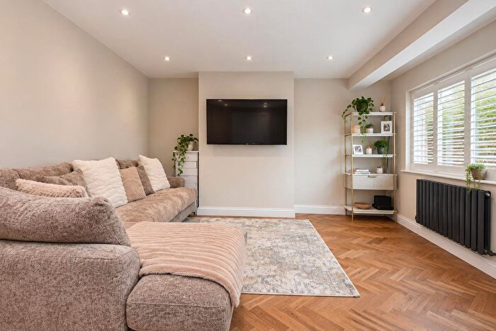 2 Bedroom Maisonette For Sale In Eldon Avenue, Borehamwood, WD6
