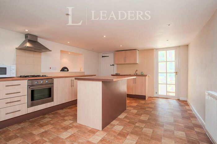 2 Bedroom Cottage To Rent In Oakley Court, Faringdon, SN7