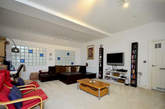 3 Bedroom Flat To Rent In Princess Park Manor, Friern Barnet, London, N11