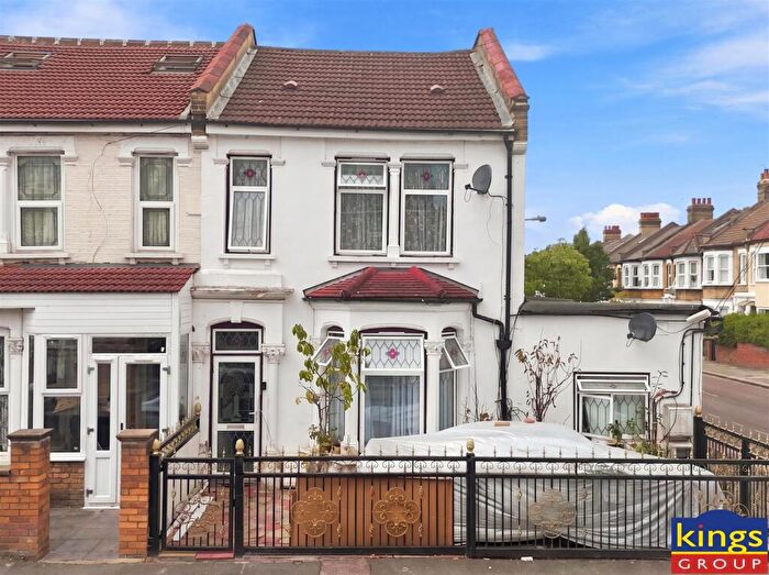 6 Bedroom End Of Terrace House For Sale In Westbury Road, London, E17