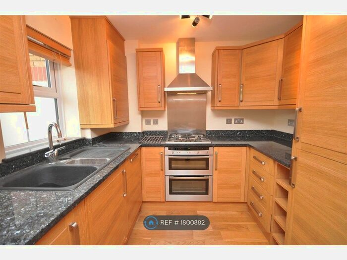 2 Bedroom Flat To Rent In Kennet Square, Surrey, CR4